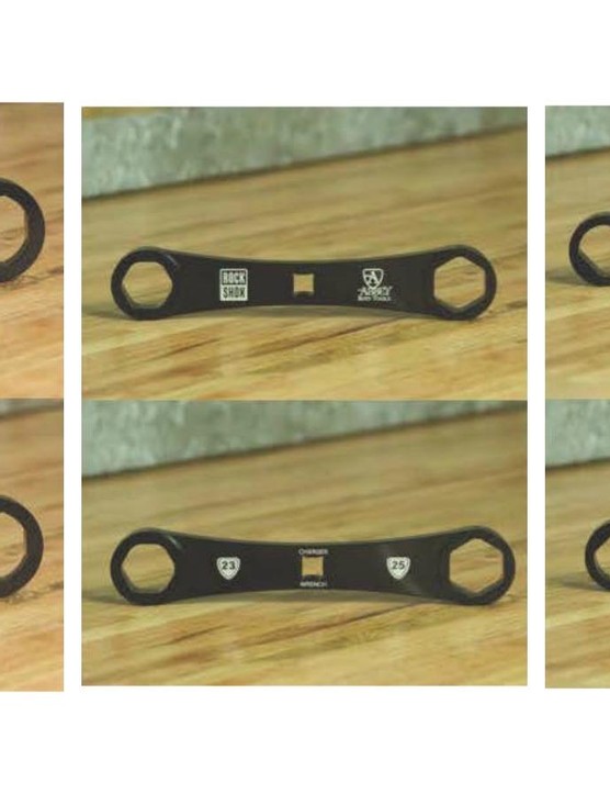 De gauche à droite : clé Reverb SVC, clé Charger SVC et clé Charger 2 SVC