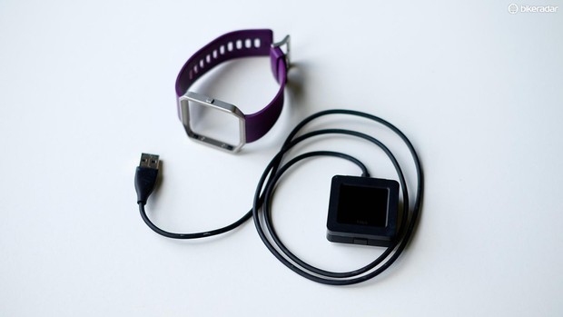 fitbit-blaze-04-1463403994497-phqnf6bgltn4-172174e Prêt à l'emploi, vous obtenez un socle de chargement USB, l'unité de suivi Fitbit, un bracelet de sport et la garantie de votre appareil