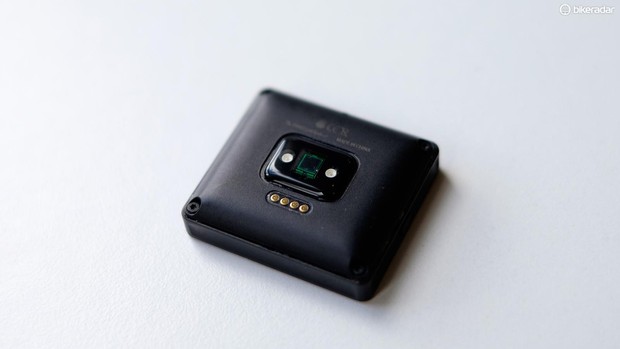 fitbit-blaze-02-1463403994486-t8ikhuspn3mw-547cff6 Le tracker lui-même est une unité amovible contenue dans un cadre en acier inoxydable