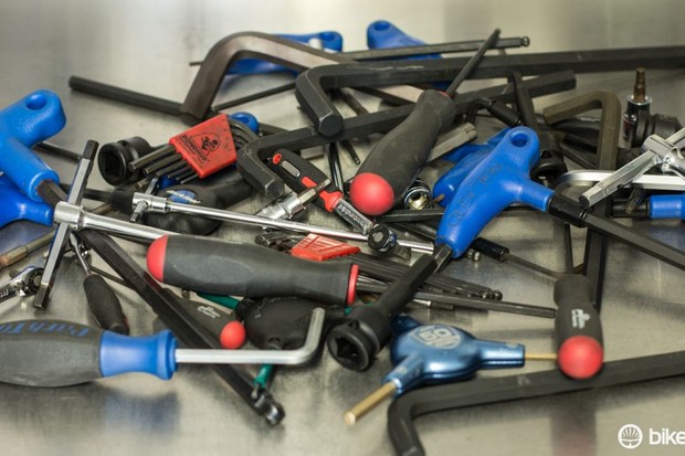 Déposez le multitool et éloignez-vous du vélo