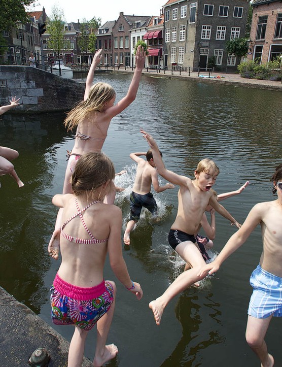 On dit que les enfants néerlandais ont de meilleures relations avec leurs pairs, plus de liberté et moins de pression scolaire que les enfants anglophones