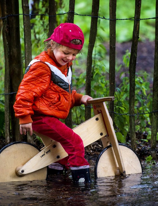 Jouer dehors sous la pluie, sur un vélo - ce que les enfants étaient censés faire