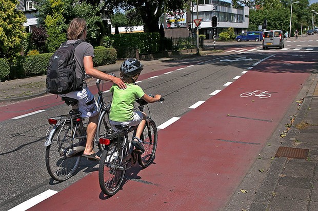 Pourquoi les parents devraient être interdits de conduire leurs enfants à l'école