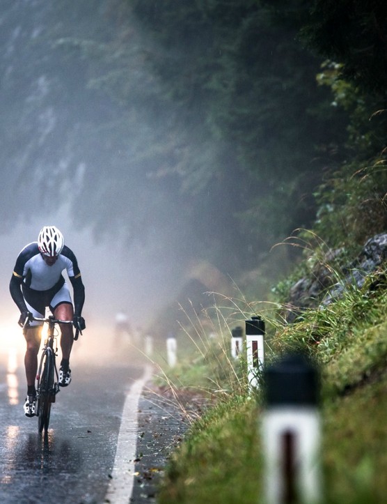 N'oubliez pas que les routes mouillées peuvent augmenter considérablement votre distance d'arrêt