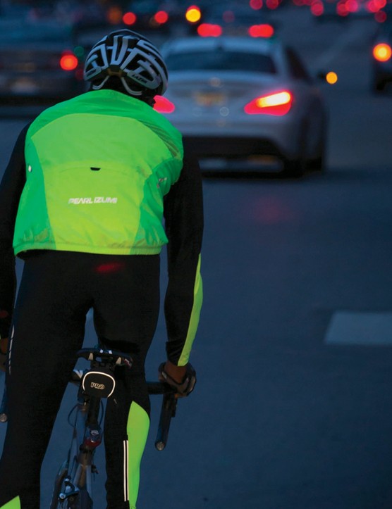 Les vêtements haute visibilité vous aideront à être vu par mauvais temps