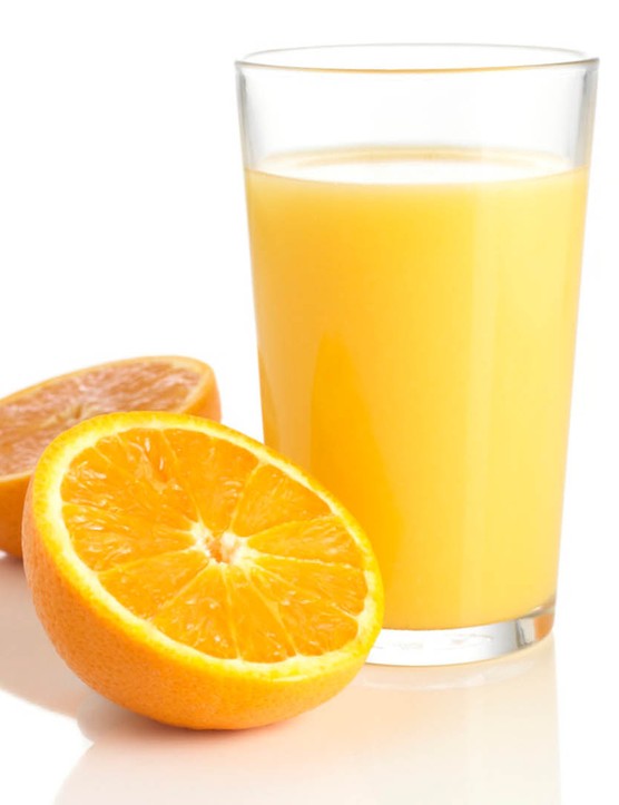 Les jus de fruits comme le jus d'orange sont remplis de sucres de fruits utiles pour l'énergie en déplacement