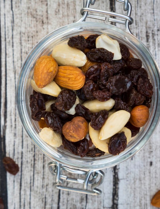 Les fruits secs simples et les noix fournissent une nutrition facile à transporter et contiennent de nombreux minéraux essentiels ainsi que des protéines et du sucre.