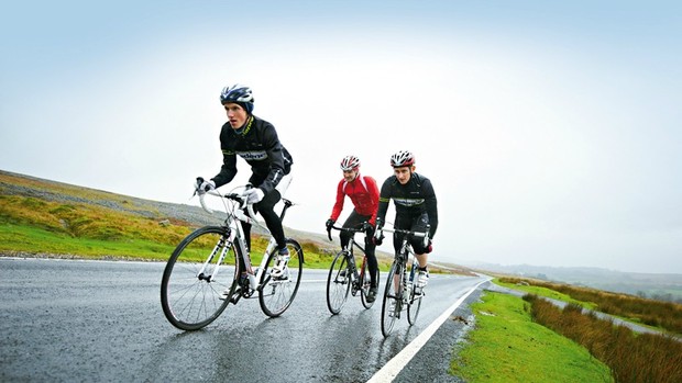 groupe-de-cyclistes-roulant-en-hiver-1476703663318-14x5qqwz4mww-3df0e43 Les copains d'équitation peuvent vous donner la force - mentalement et physiquement - d'affronter le mauvais temps