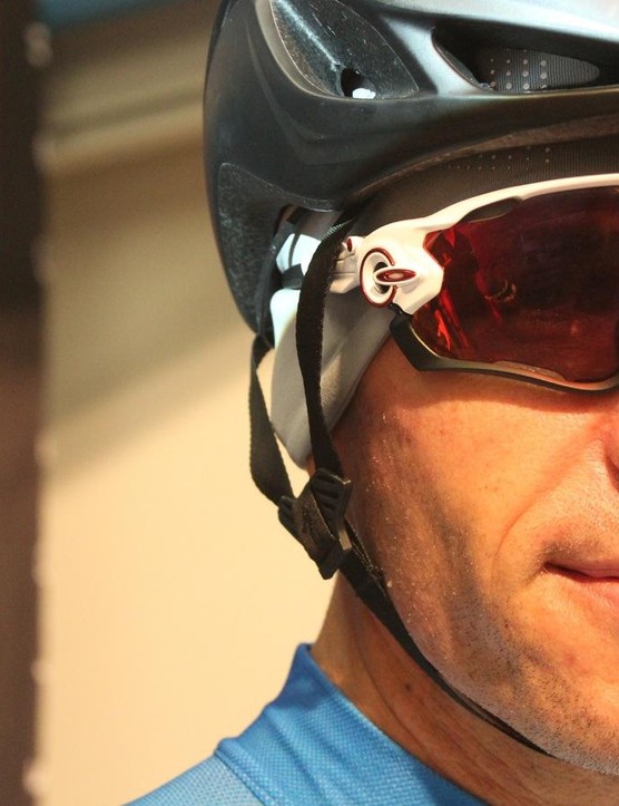 Nous avons testé un casque aérodynamique Specialized Evade en configuration standard et avec les sangles desserrées et positionnées sur les branches des lunettes de soleil