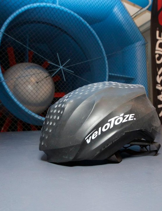 La housse VeloToz est une solution compacte et pratique pour le mauvais temps, mais elle ne vous rendra pas nécessairement plus rapide