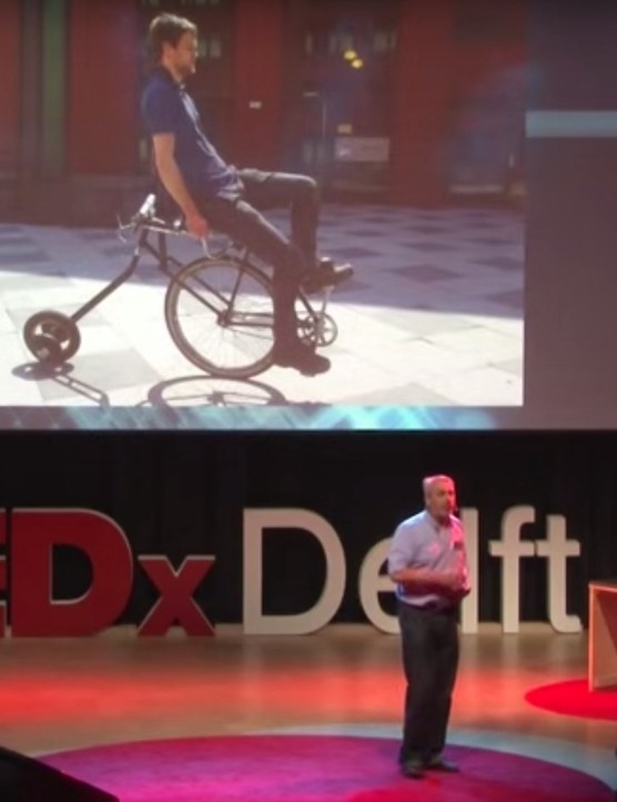 Le professeur Arend Schwab et son vélo à direction arrière