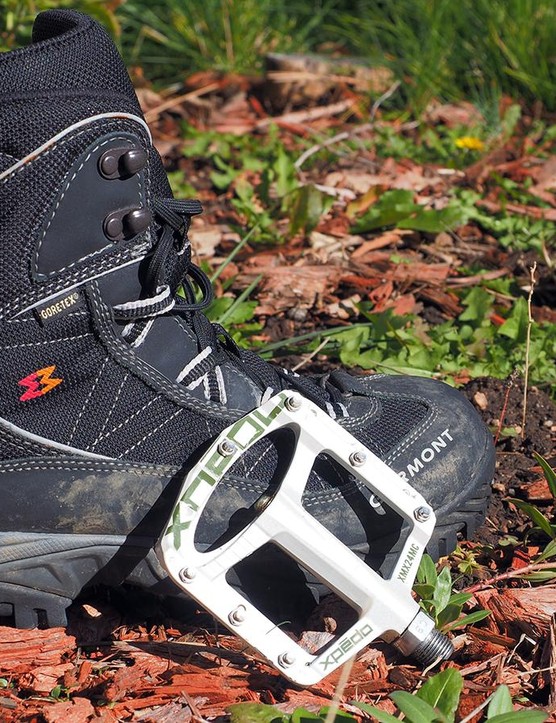 S'il fait vraiment froid dehors - ou si vous n'avez tout simplement pas envie de dépenser de l'argent pour des chaussures de cyclisme spécifiques à l'hiver - envisagez de passer aux pédales plates et d'utiliser simplement vos chaussures de randonnée d'hiver de tous les jours.  Ils sont plus lourds et plus encombrants, mais néanmoins efficaces