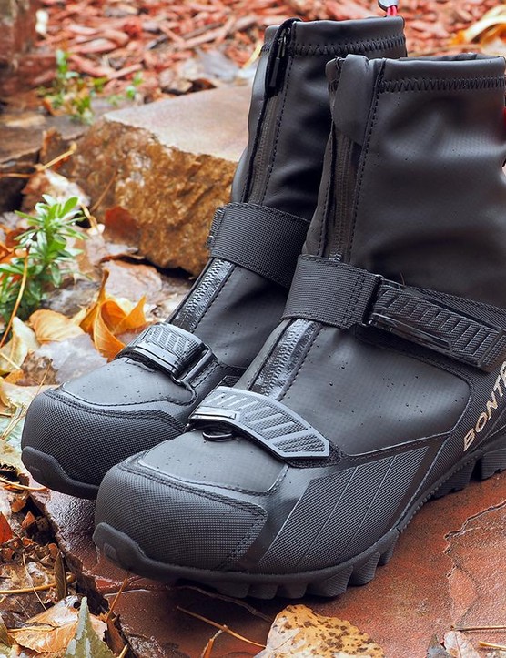 Les chaussures de cyclisme spécifiques à l'hiver sont un luxe glorieux, mais elles sont chères et ne sont parfois pas assez chaudes pour des conditions vraiment glaciales