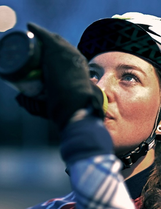 Hydratez-vous, consommez des glucides et des protéines