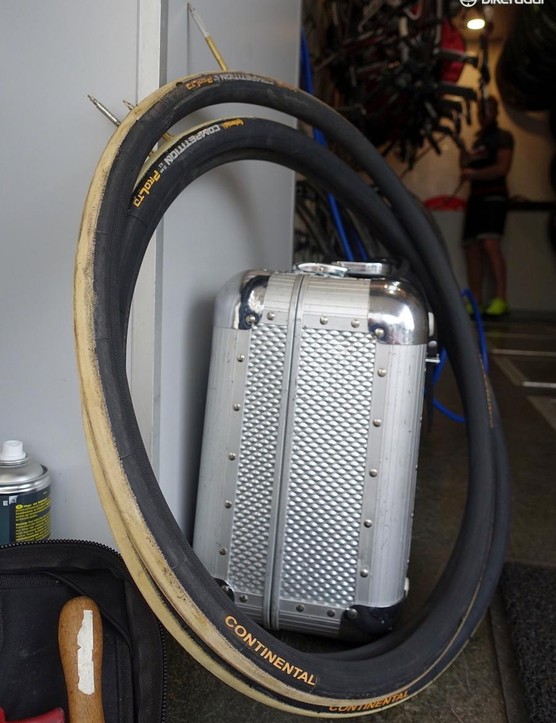 Vous devez d'abord préparer votre nouveau pneu.  Les mécaniciens de l'équipe professionnelle colleront jusqu'à 80 pneus à l'avance pour une course comme le Tour.  Ceux-ci sont collés, étirés et ont des rallonges de valve installées