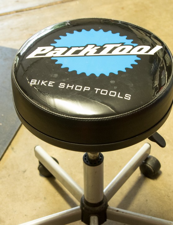 Un tabouret de magasin est un excellent ajout pour se détendre ou recevoir des invités - modèle de marque de vélo en option