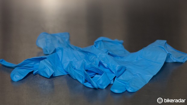 1413268933037-16bf3ol80prf3-6d613e4 Les gants jetables garderont vos mains douces et soyeuses. Bien qu'ils soient un peu plus chers, nous pensons que les gants en nitrile sont les meilleurs