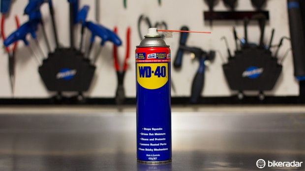 1413268933027-q12dyxhwm5zn-c5eae0f Peut-être l'élément le plus controversé d'un atelier de cyclisme. Le WD-40 est toujours pratique à avoir - ne l'utilisez pas comme lubrifiant de chaîne (même le WD-40 fabrique un produit pour cela)