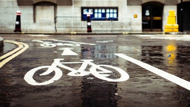 cycling_rain_roadmarkings_getty_2-1471375169652-1lbjlm7g5lejm-eb3228e Faites attention à ces marquages routiers humides, ils peuvent être aussi glissants que de la glace sur le mouillé !