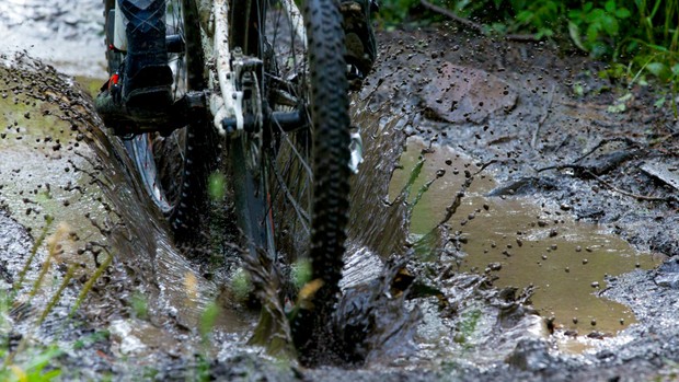VTT_mud_rain_getty_3-1471375169652-1hylrg1jh6nh5-f8f9a39 Boue, boue, boue glorieuse ! Ce n'est pas seulement excellent pour vos compétences de maniement du vélo, c'est aussi une tonne de plaisir
