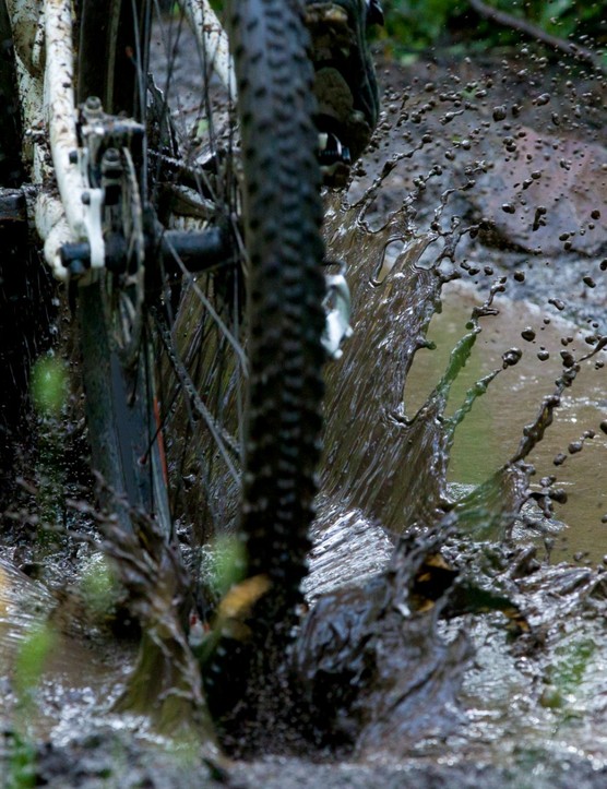 Boue, boue, boue glorieuse !  Ce n'est pas seulement excellent pour vos compétences de maniement du vélo, c'est aussi une tonne de plaisir