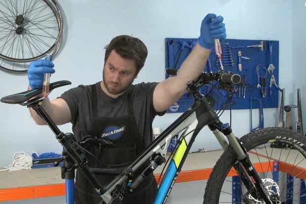 Comment purger une tige de selle télescopique RockShox Reverb