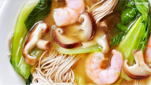 recette_crevettes_mushroom_miso_soup-1469026815062-10rk6fj2efms3-7591fe7 Cette soupe parfumée est parfaite pour préparer un délicieux dîner en milieu de semaine