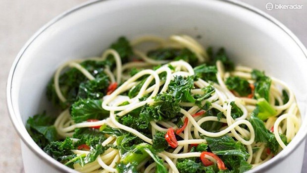recette_pasta_kale_chilli_garlic-1469026815070-ei216mn05sbe-5b0664b Faites le plein avec des pâtes, faites le plein de nutriments avec le chou frisé et réchauffez-vous avec du piment