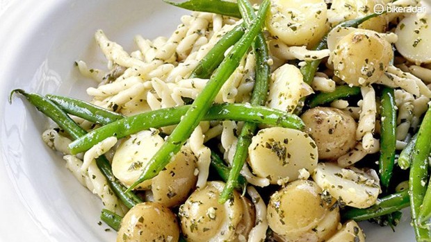 recette_pasta_alla_genovese-1469026815050-71xyoevqv1x7-79c603a Le passé et les pommes de terre ensemble fournissent un sérieux coup de glucides