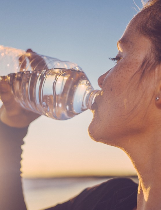Restez hydraté pour réduire votre risque de contracter des crampes