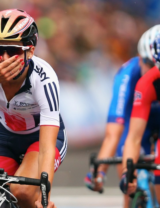 Armitstead au moment où elle a réalisé qu'elle avait remporté les championnats du monde à Richmond, États-Unis, 2015