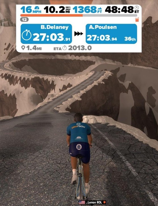 Vous n'avez pas besoin d'un entraîneur intelligent pour utiliser Zwift, mais cela aide certainement.  Sur cette section de montagnes russes, par exemple, vous pouvez descendre en côte, puis sentir la route remonter jusqu'à une montée raide lorsque l'entraîneur ajoute de la résistance.