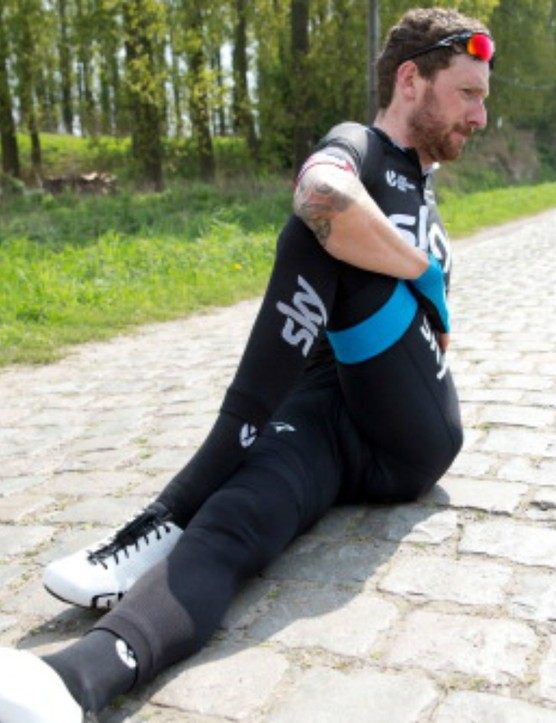L'étirement est une partie essentielle du processus post-course pour les événements de plusieurs jours, comme le démontre Sir Bradley Wiggins