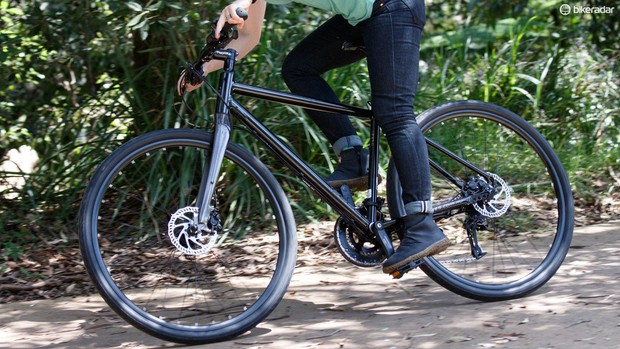Les pédales Body Mechanic 03 cycliste masculin faisant du vélo noir