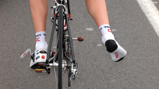 Les pédales Body Mechanic 04 cycliste masculin faisant du vélo de route avec une chaussure