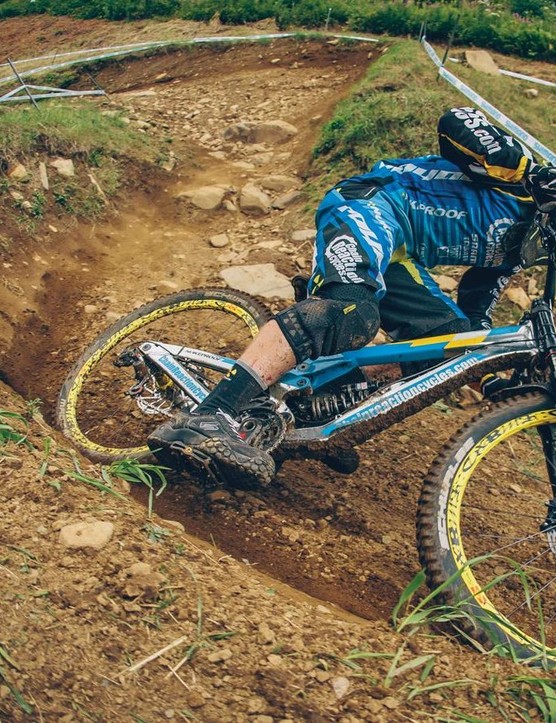 Certains pilotes d'enduro et de descente préfèrent les pédales plates.