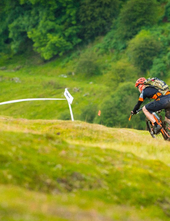 La pratique de votre technique de virage vous aidera à rouler plus vite sur chaque piste.  Les virages sont la seule chose que toutes les pistes de course ont en commun