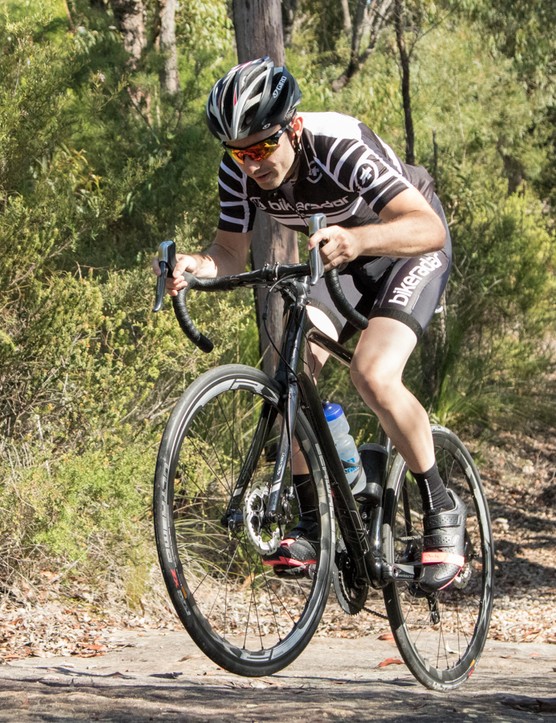 Même pour ceux qui s'entraînent pour un événement de vélo de montagne, monter sur un vélo de route fera de grandes choses pour votre forme physique