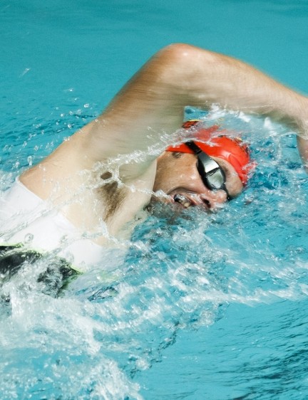 La natation peut aider à développer la force de base, ce qui fait des merveilles pour le cyclisme