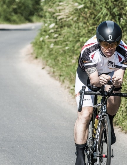 Vous n'avez pas besoin d'avoir un vélo aérodynamique complet, le clip sur les tri-barres vous guidera à travers