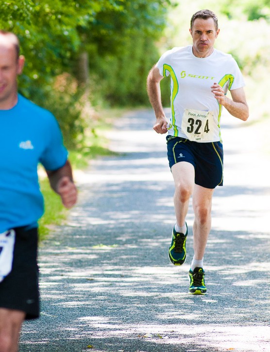 Le kit de course normal prend plus de temps à se changer, mais est un peu plus digne qu'une combinaison de triathlon moulante