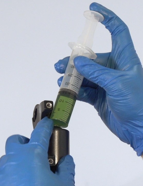 Utilisez une seringue pour insérer le volume correct d'huile de suspension (pas de liquide flottant) dans chaque jambe
