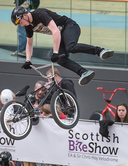 Les cascadeurs épatent les foules au Scottish Bike Show