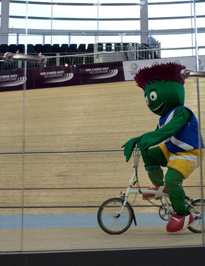 C'est quelqu'un déguisé en chardon qui fait du vélo au Scottish Bike Show de l'année dernière