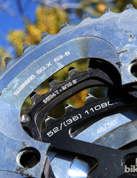 De même, les plateaux sont également disponibles en plusieurs tailles.  Le passage à un pédalier compact (un avec un diamètre de cercle de boulons plus petit de 110 mm au lieu de la norme standard de 130 mm) offrira une plus grande flexibilité de sélection du rapport de vitesse si vous en avez besoin et ne nécessite généralement pas une montagne de pièces supplémentaires