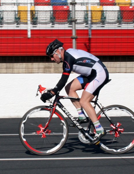 Nathan monte le vélo de route Tarmac sur les gouttes avec un casque de route