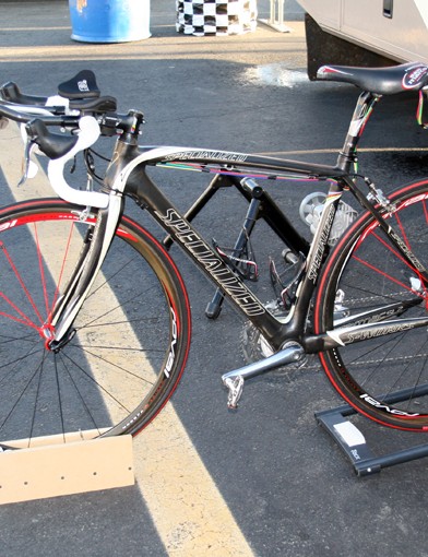 Le vélo de contrôle.  Le dispositif semblable à un harpon fait partie d'une station météo mobile