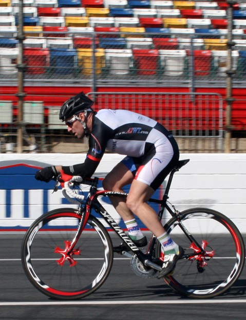 Nathan monte le vélo de route Tarmac sur les clips avec casque de route
