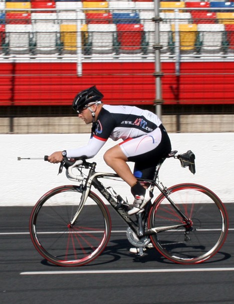 Mike Giraud sur le vélo de contrôle