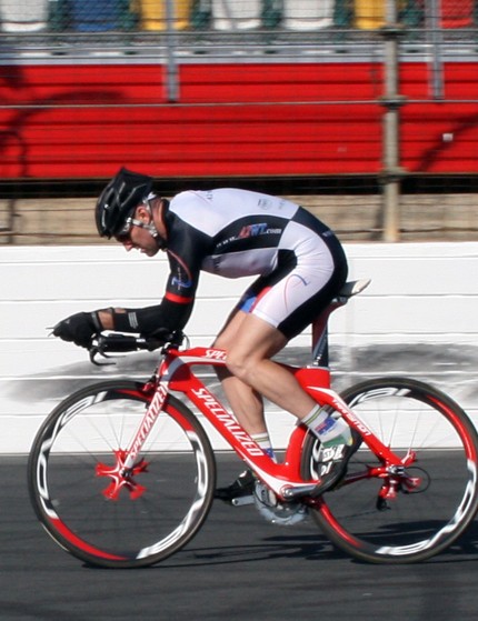 Nathan monte la Transition avec un casque de route